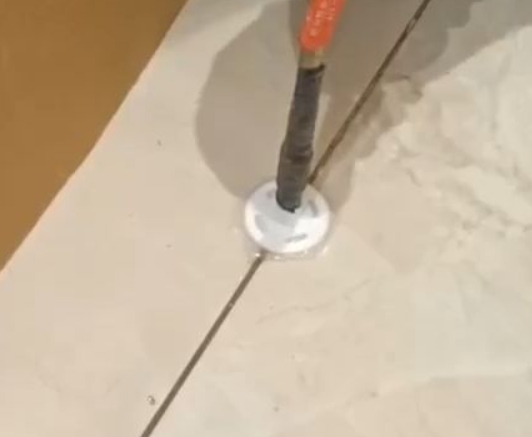 南京市瓷砖空鼓维修公司专业解答瓷砖在铺贴过程中，如果没有涂抹均匀到位的粘结材料（如水泥砂浆或瓷砖胶），可能会导致以下问题