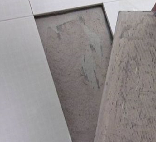 南京市瓷砖空鼓维修公司分享瓷砖铺贴时如果打浆（即涂抹在瓷砖背面和基层上的砂浆或瓷砖胶）过少，会带来以下问题